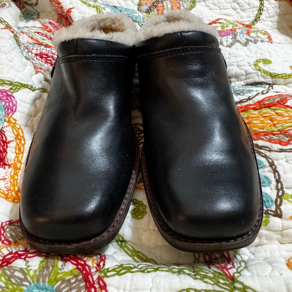 UGG EUC WOMEN’s slip on leather slides. They have only been worn once. Sz 6